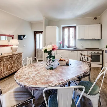 Holiday home Easy Welcome Dimora Antico Borgo Lezzeno