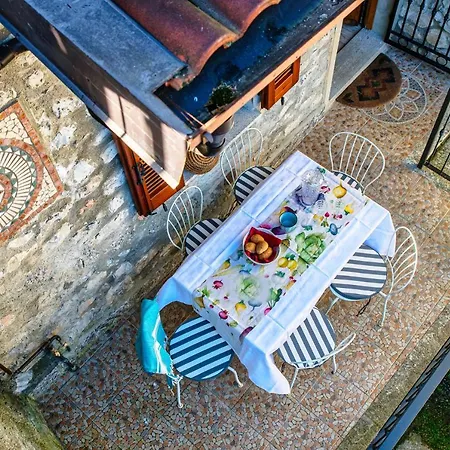 Holiday home Easy Welcome Dimora Antico Borgo Lezzeno